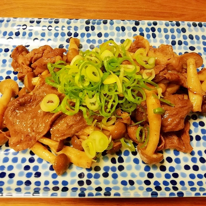 香味ペーストde牛肉としめじ炒め　ネギで彩りを